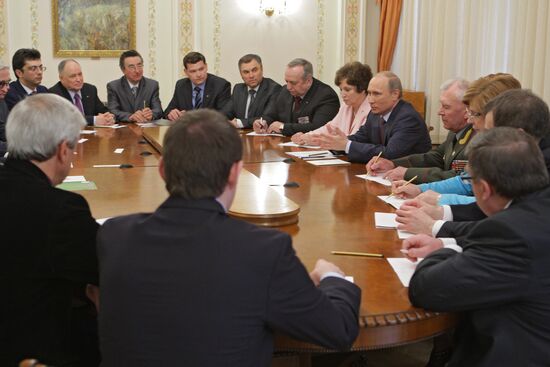 Vladiimr Putin with members of All-Russian People's Front