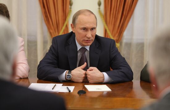 Vladiimr Putin with members of All-Russian People's Front