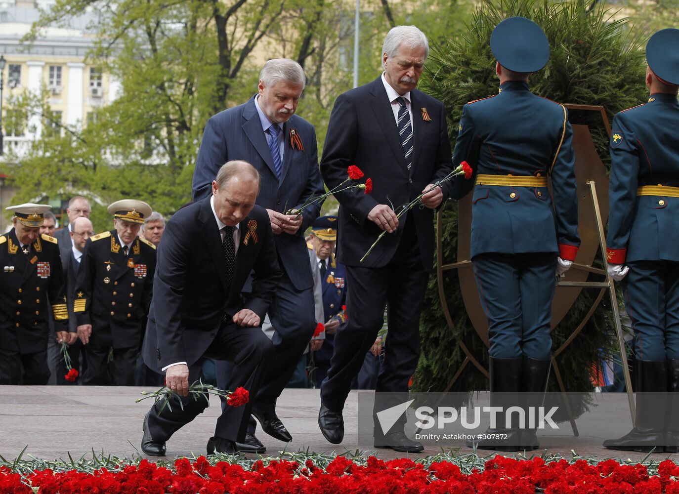 Dmitry Medvedev lays wreath at Tomb of Unknown Soldier