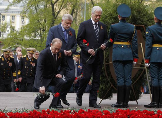 Dmitry Medvedev lays wreath at Tomb of Unknown Soldier