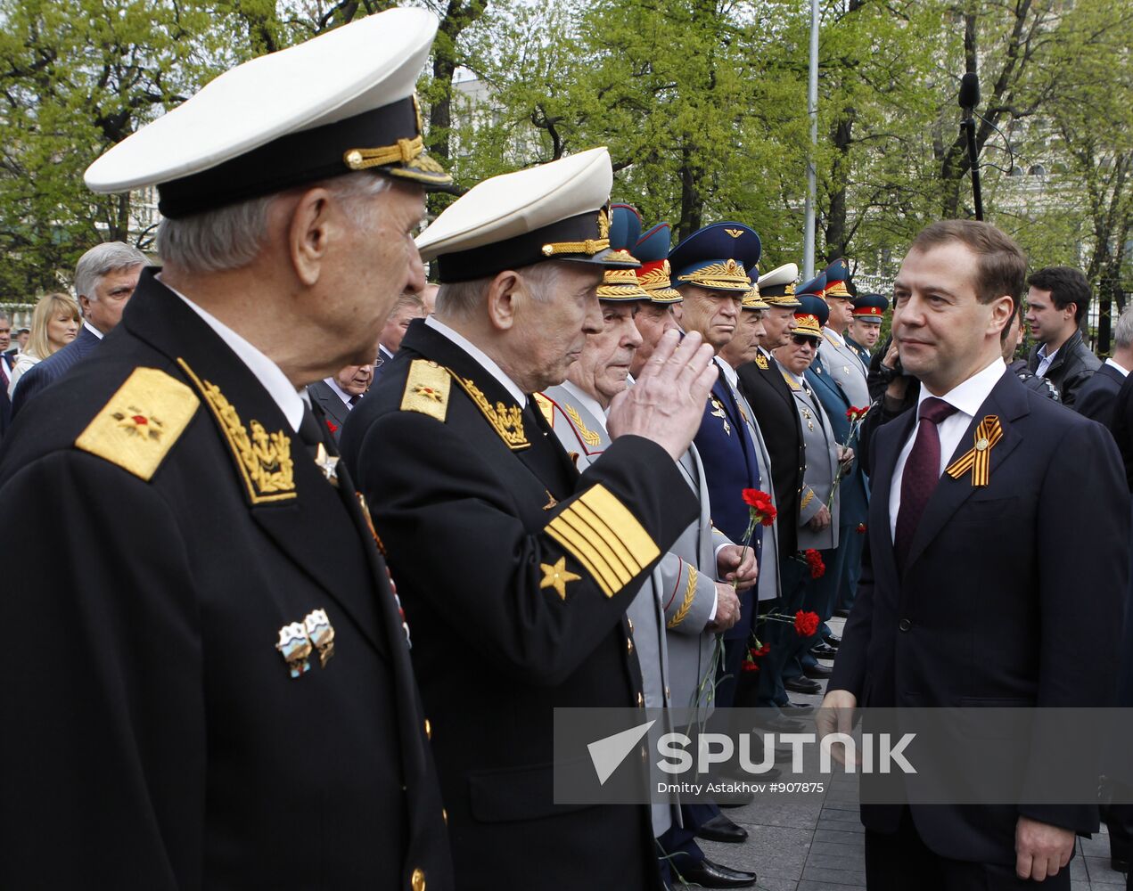 Dmitry Medvedev lays wreath at Tomb of Unknown Soldier