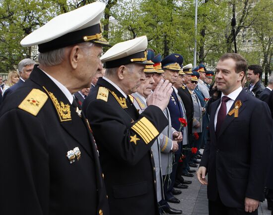 Dmitry Medvedev lays wreath at Tomb of Unknown Soldier
