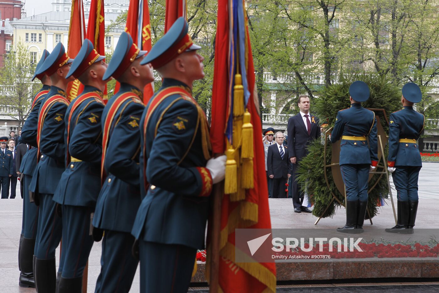 Dmitry Medvedev lays wreath at Tomb of Unknown Soldier