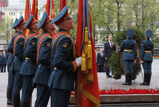 Dmitry Medvedev lays wreath at Tomb of Unknown Soldier