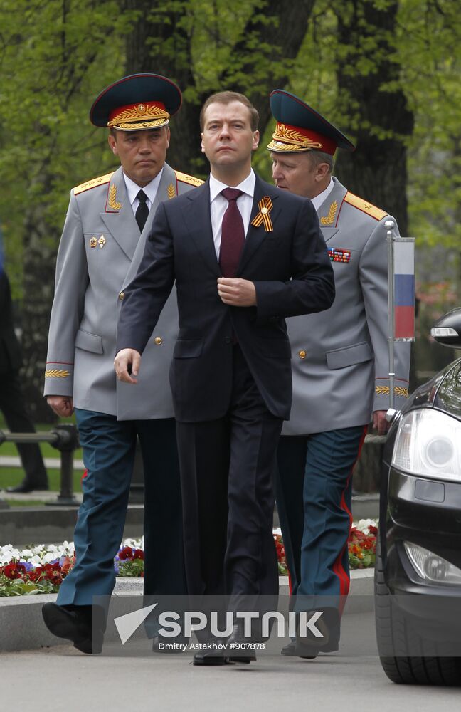 Dmitry Medvedev lays wreath at Tomb of Unknown Soldier