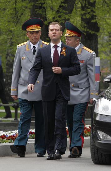 Dmitry Medvedev lays wreath at Tomb of Unknown Soldier