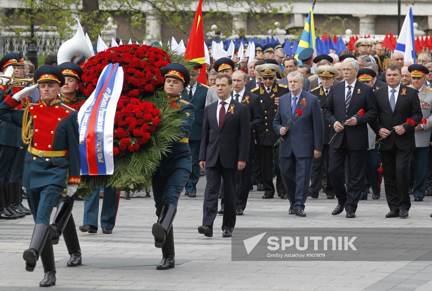 Dmitry Medvedev lays wreath at Tomb of Unknown Soldier