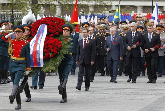 Dmitry Medvedev lays wreath at Tomb of Unknown Soldier