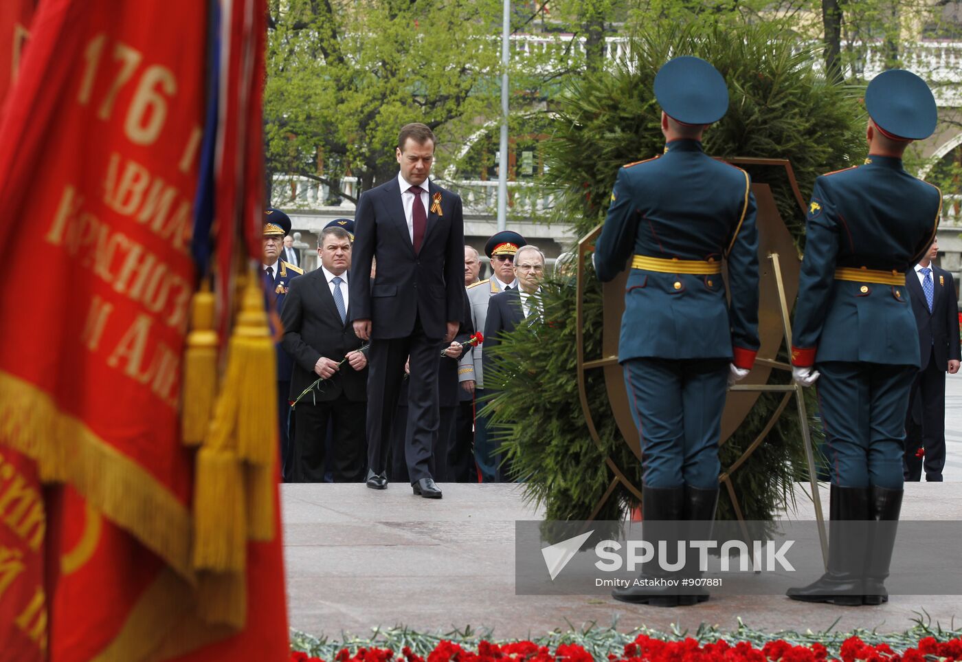 Dmitry Medvedev lays wreath at Tomb of Unknown Soldier