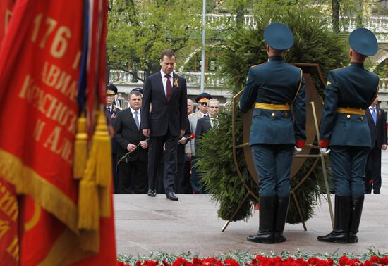 Dmitry Medvedev lays wreath at Tomb of Unknown Soldier