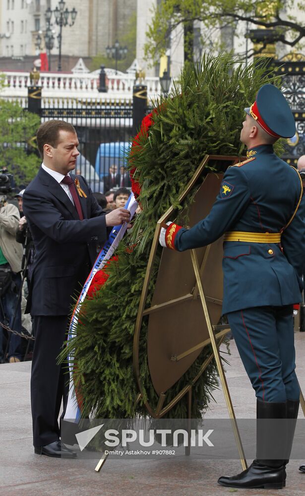 Dmitry Medvedev lays wreath at Tomb of Unknown Soldier