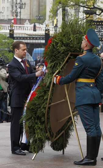 Dmitry Medvedev lays wreath at Tomb of Unknown Soldier