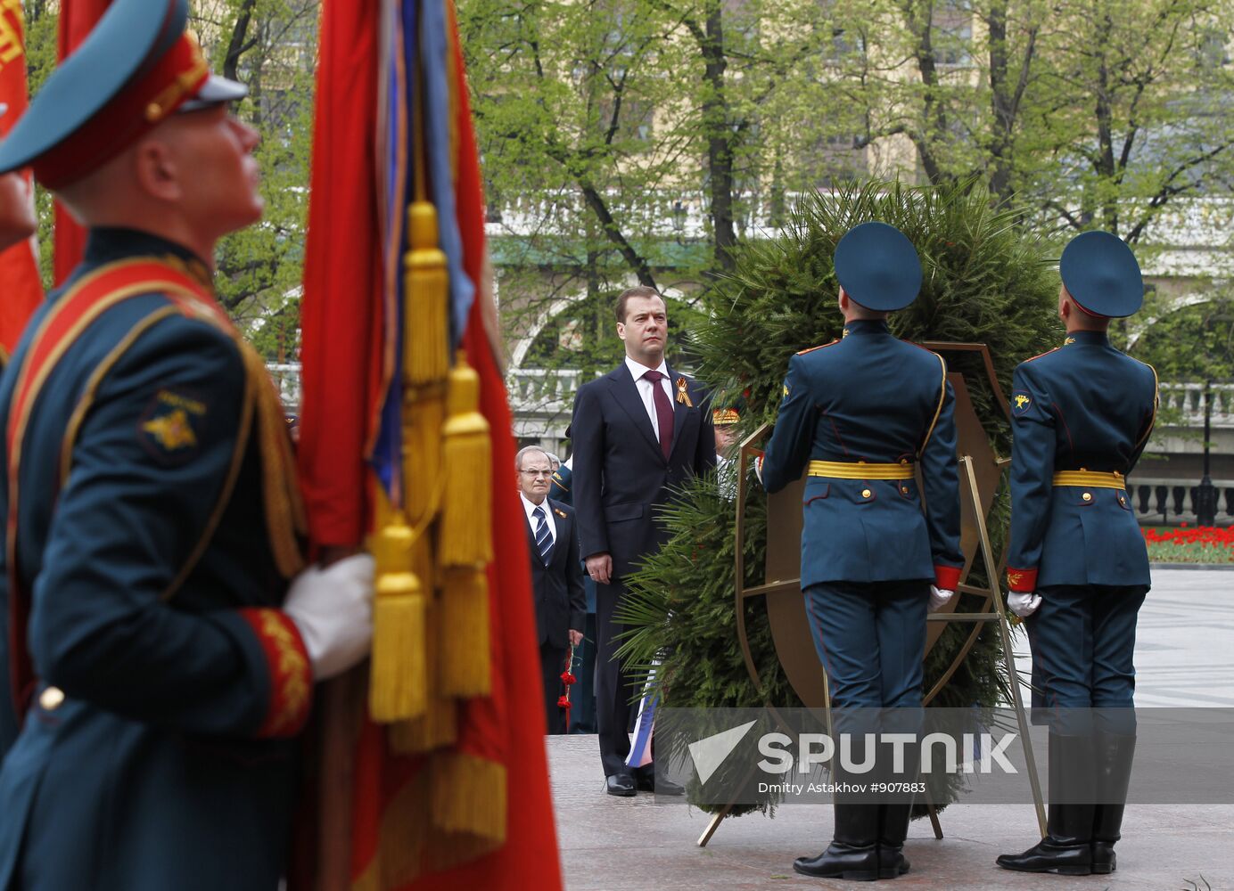 Dmitry Medvedev lays wreath at Tomb of Unknown Soldier
