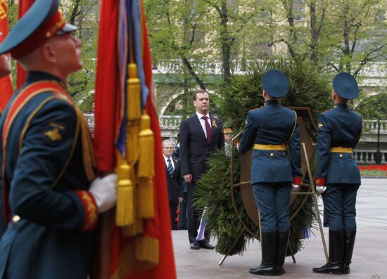Dmitry Medvedev lays wreath at Tomb of Unknown Soldier