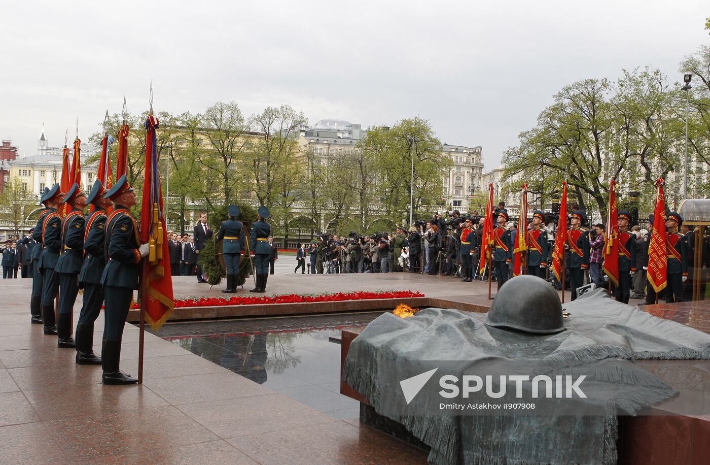 Dmitry Medvedev and Vladimir Putin attend memorial ceremony