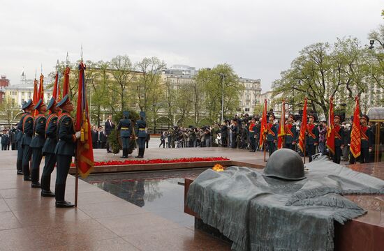 Dmitry Medvedev and Vladimir Putin attend memorial ceremony