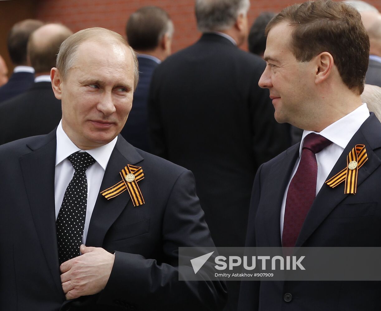 Dmitry Medvedev and Vladimir Putin attend memorial ceremony