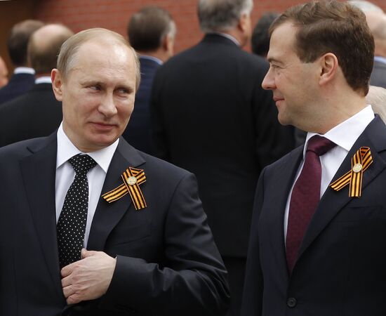 Dmitry Medvedev and Vladimir Putin attend memorial ceremony