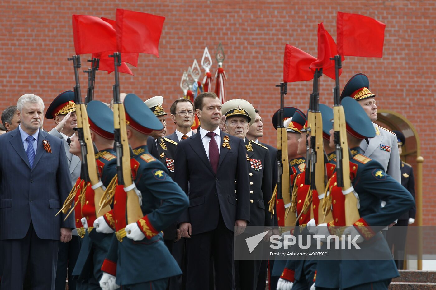Dmitry Medvedev and Vladimir Putin attend memorial ceremony