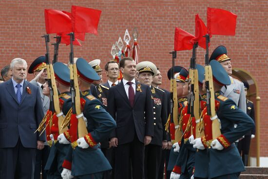 Dmitry Medvedev and Vladimir Putin attend memorial ceremony