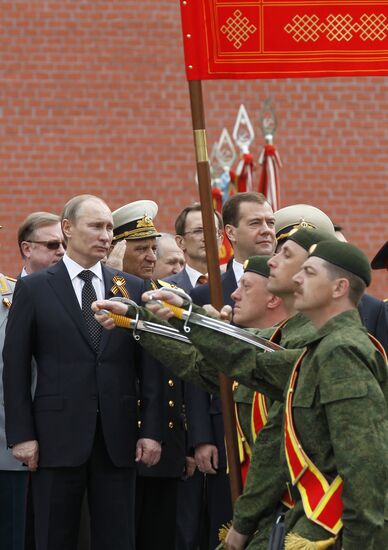 Dmitry Medvedev and Vladimir Putin attend memorial ceremony