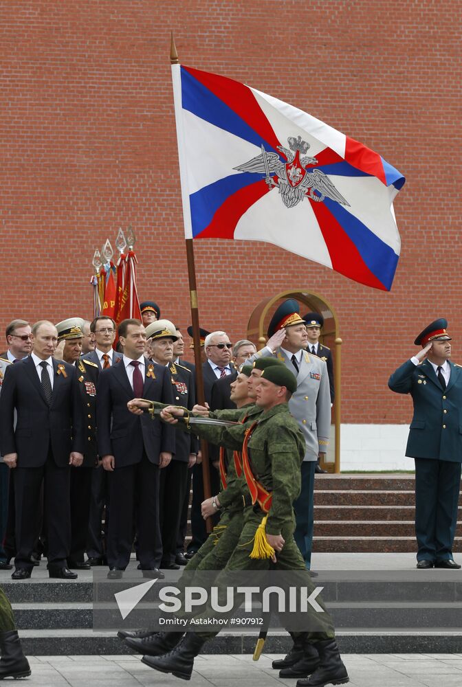 Dmitry Medvedev and Vladimir Putin attend memorial ceremony