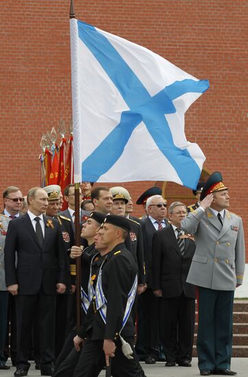 Dmitry Medvedev and Vladimir Putin attend memorial ceremony