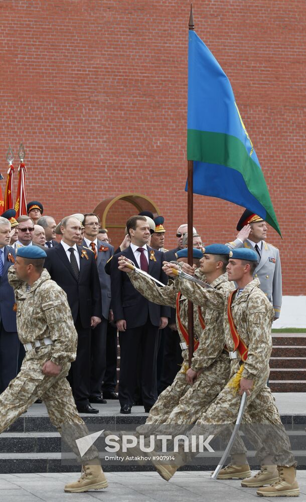 Dmitry Medvedev and Vladimir Putin attend memorial ceremony