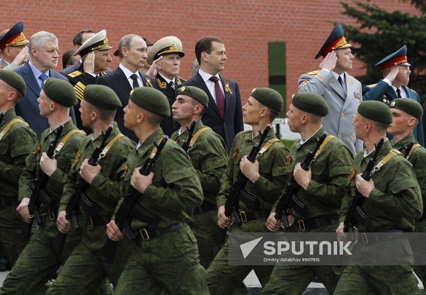 Dmitry Medvedev and Vladimir Putin attend memorial ceremony