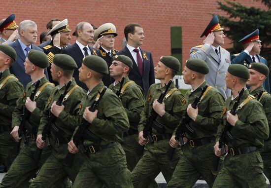 Dmitry Medvedev and Vladimir Putin attend memorial ceremony