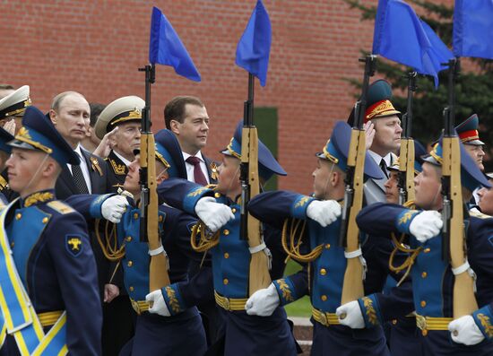 Dmitry Medvedev and Vladimir Putin attend memorial ceremony