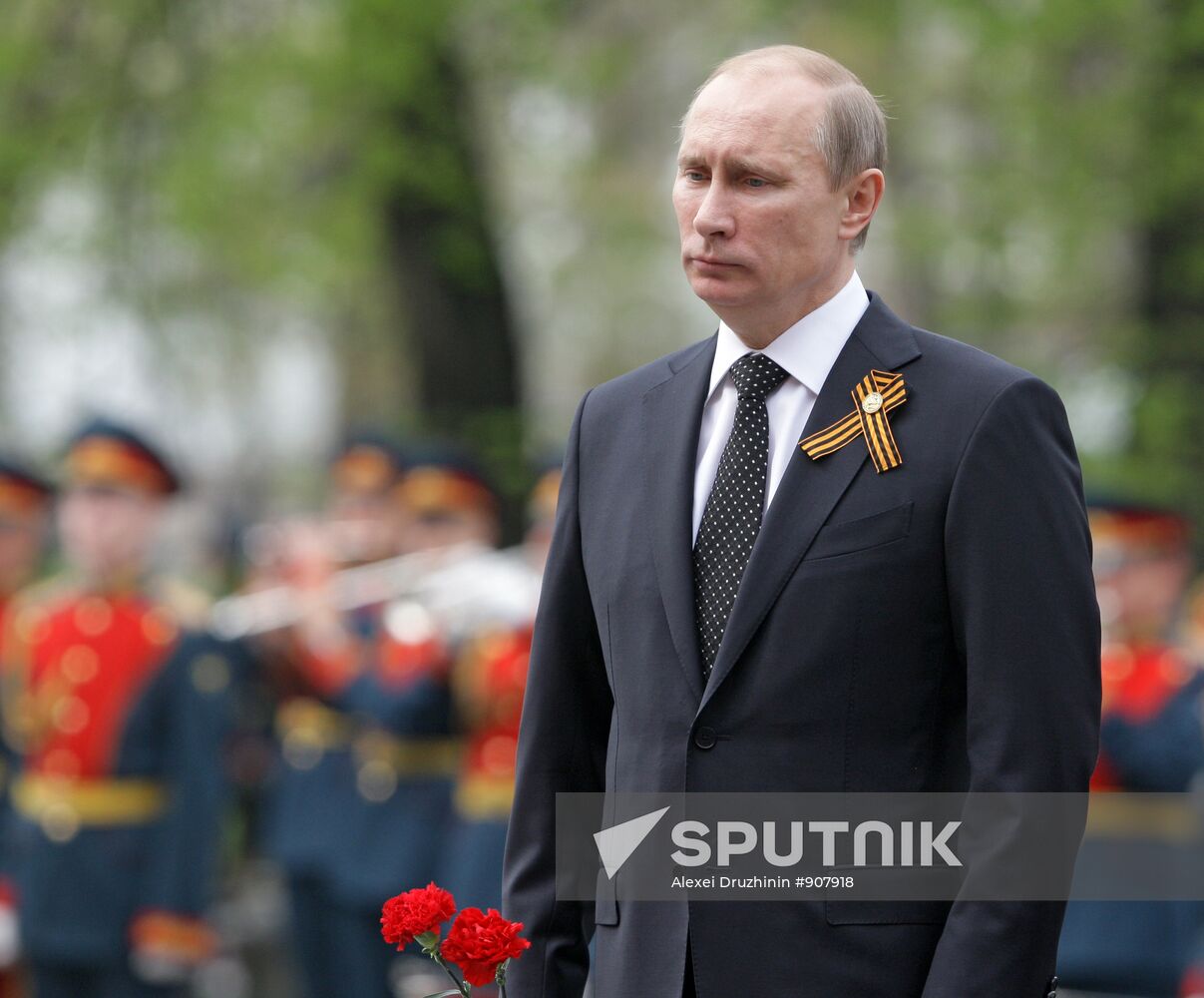 Vladimir Putin lays flowers at Tomb of Unknown Soldier