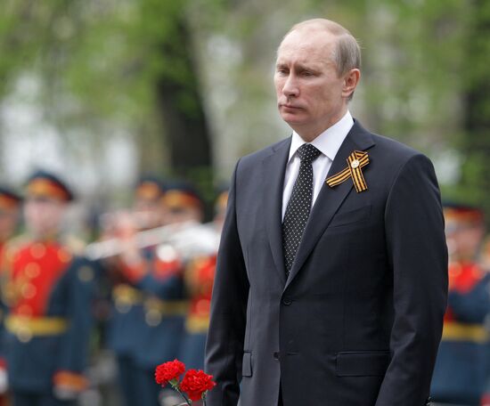 Vladimir Putin lays flowers at Tomb of Unknown Soldier