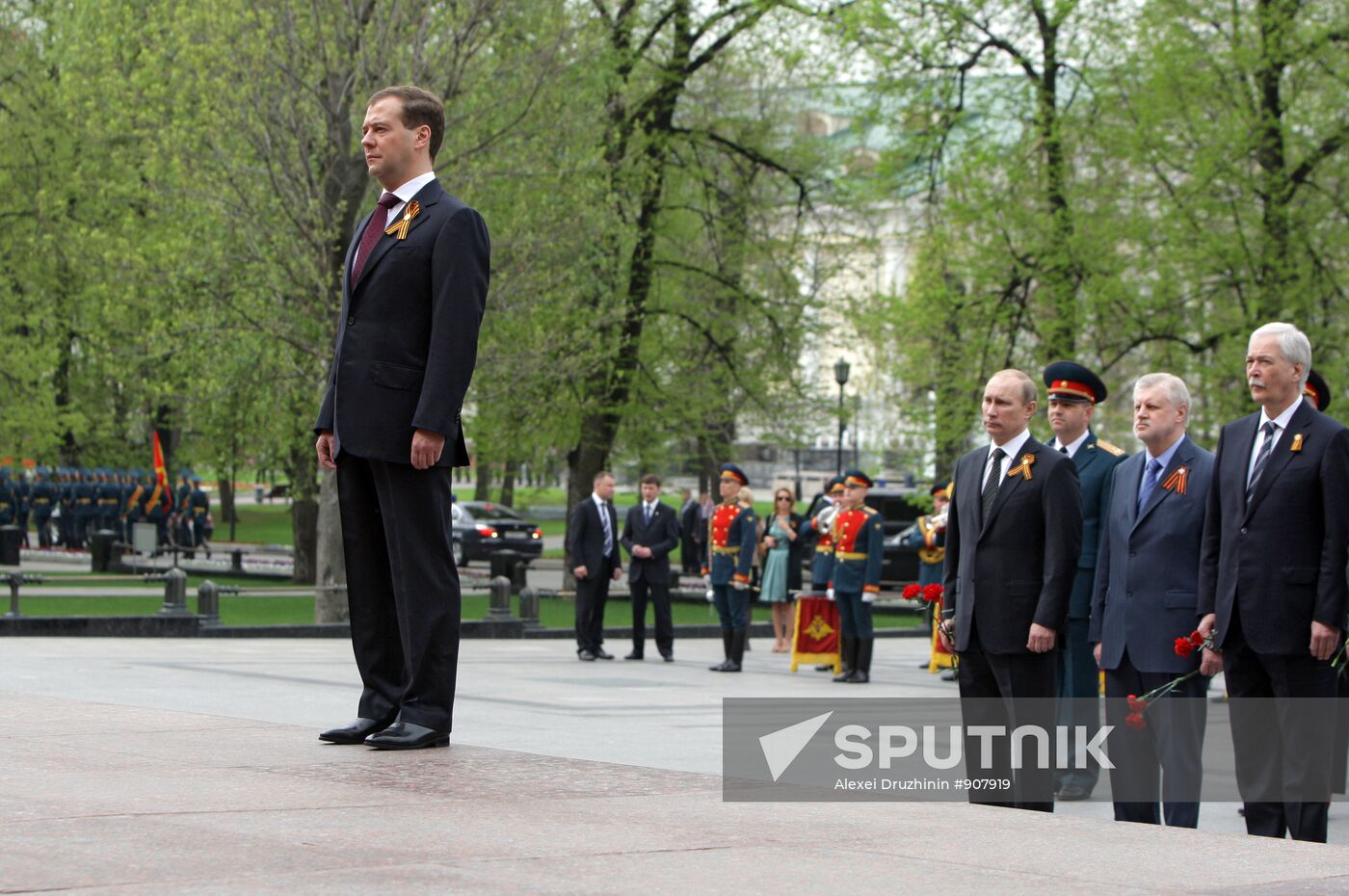 Dmitry Medvedev and Vladimir Putin attend memorial ceremony