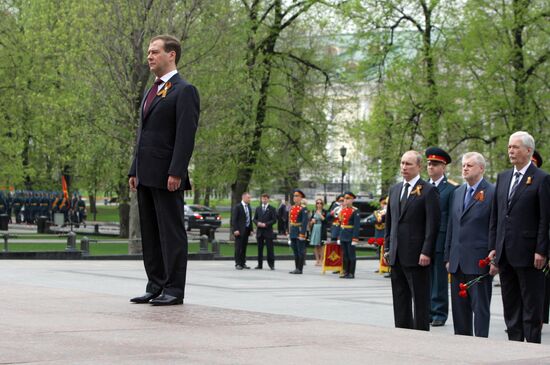 Dmitry Medvedev and Vladimir Putin attend memorial ceremony