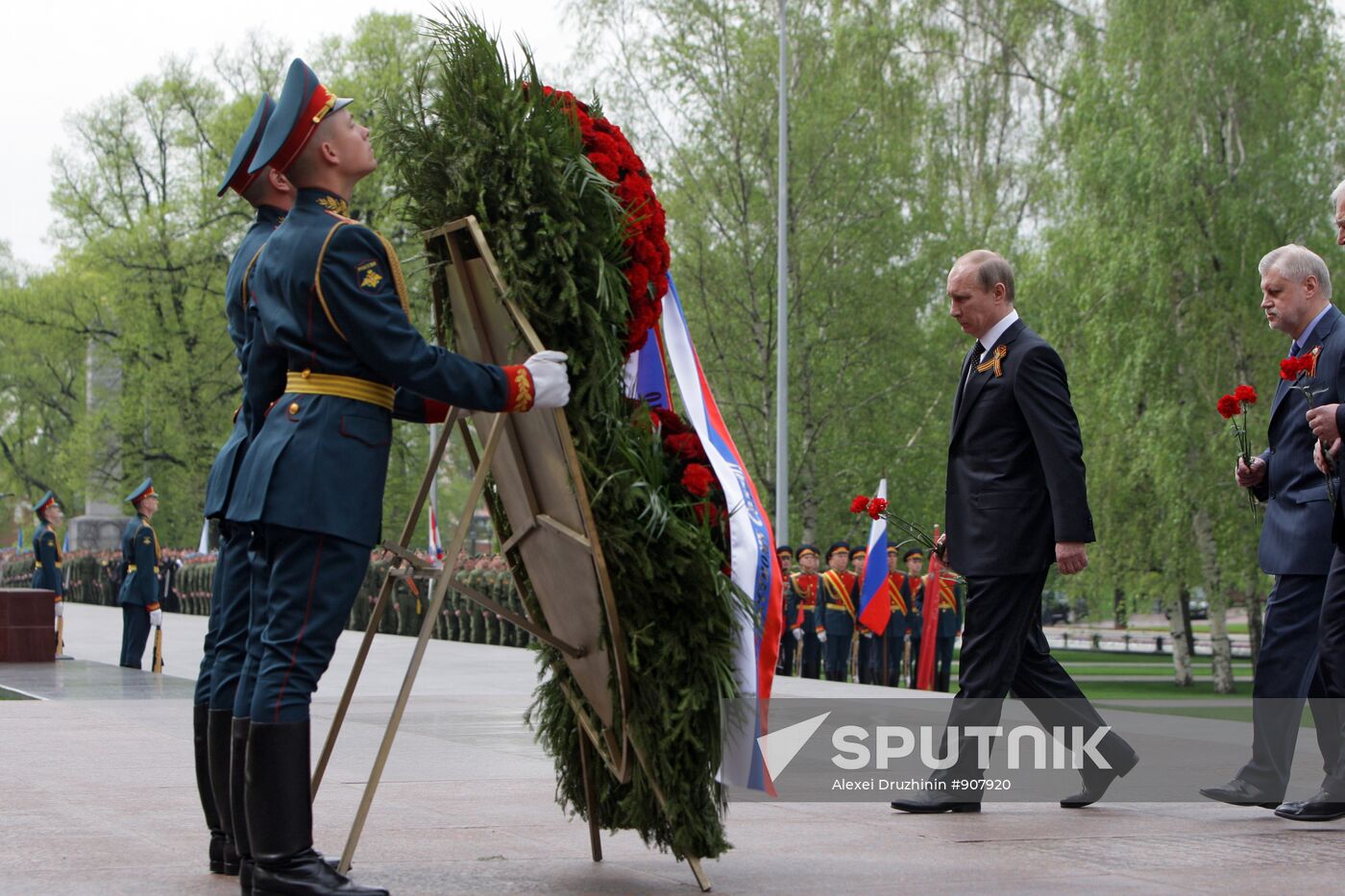 Vladimir Putin lays flowers at Tomb of Unknown Soldier