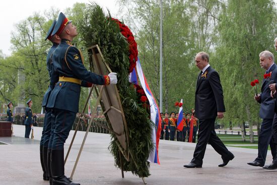 Vladimir Putin lays flowers at Tomb of Unknown Soldier