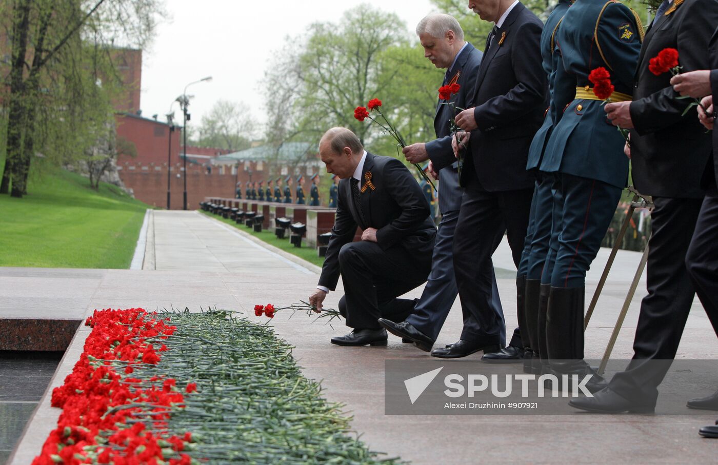 Vladimir Putin lays flowers at Tomb of Unknown Soldier