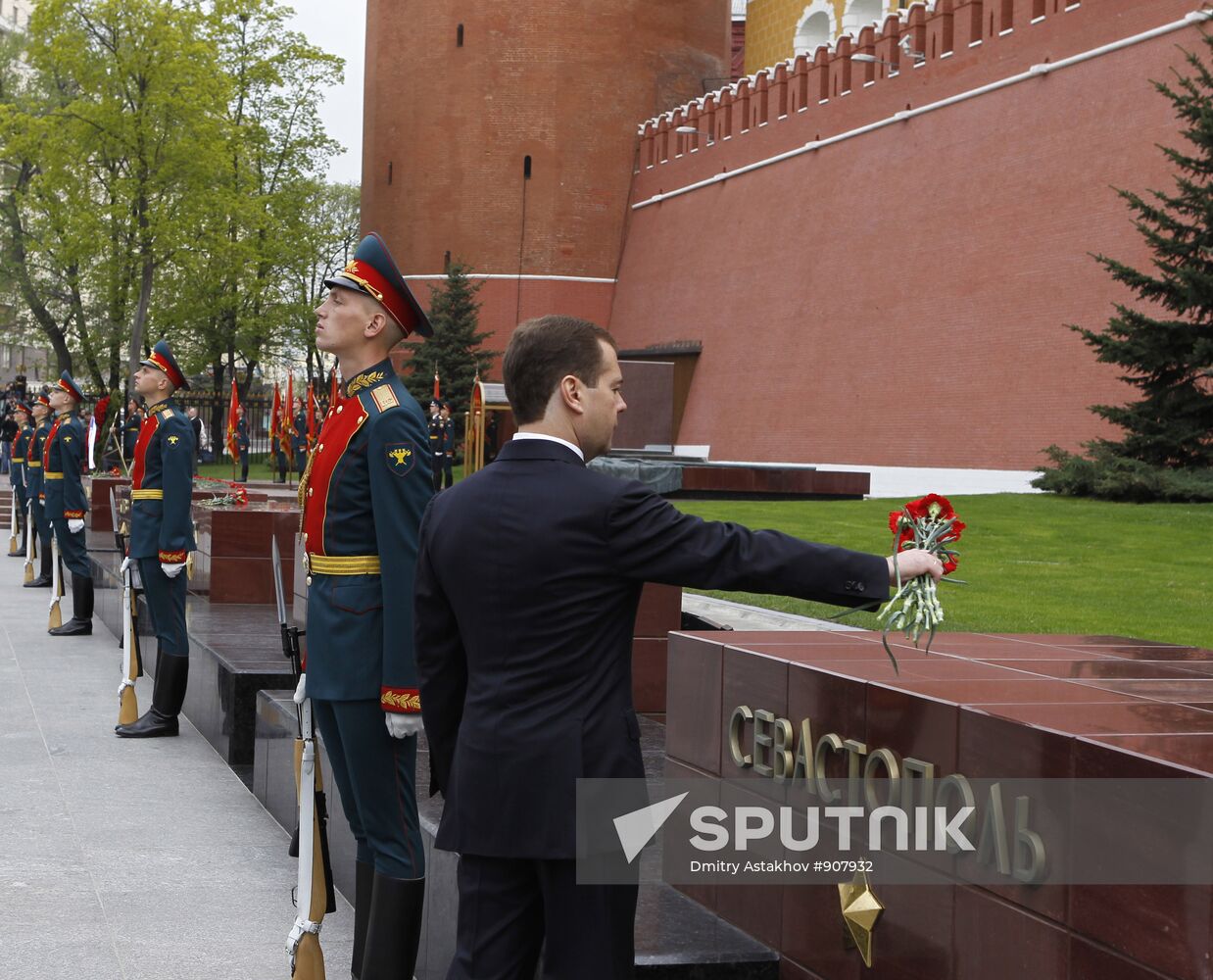 Dmitry Medvedev attends memorial ceremony for Victory Day