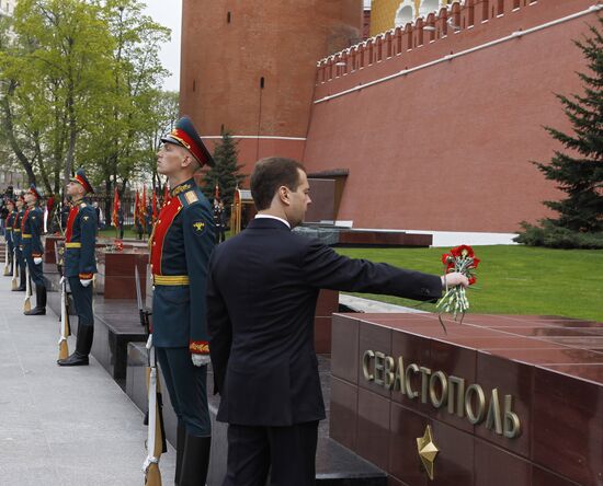 Dmitry Medvedev attends memorial ceremony for Victory Day