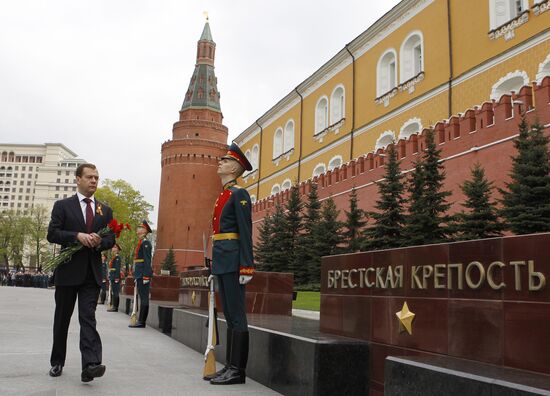 Dmitry Medvedev attends memorial ceremony for Victory Day