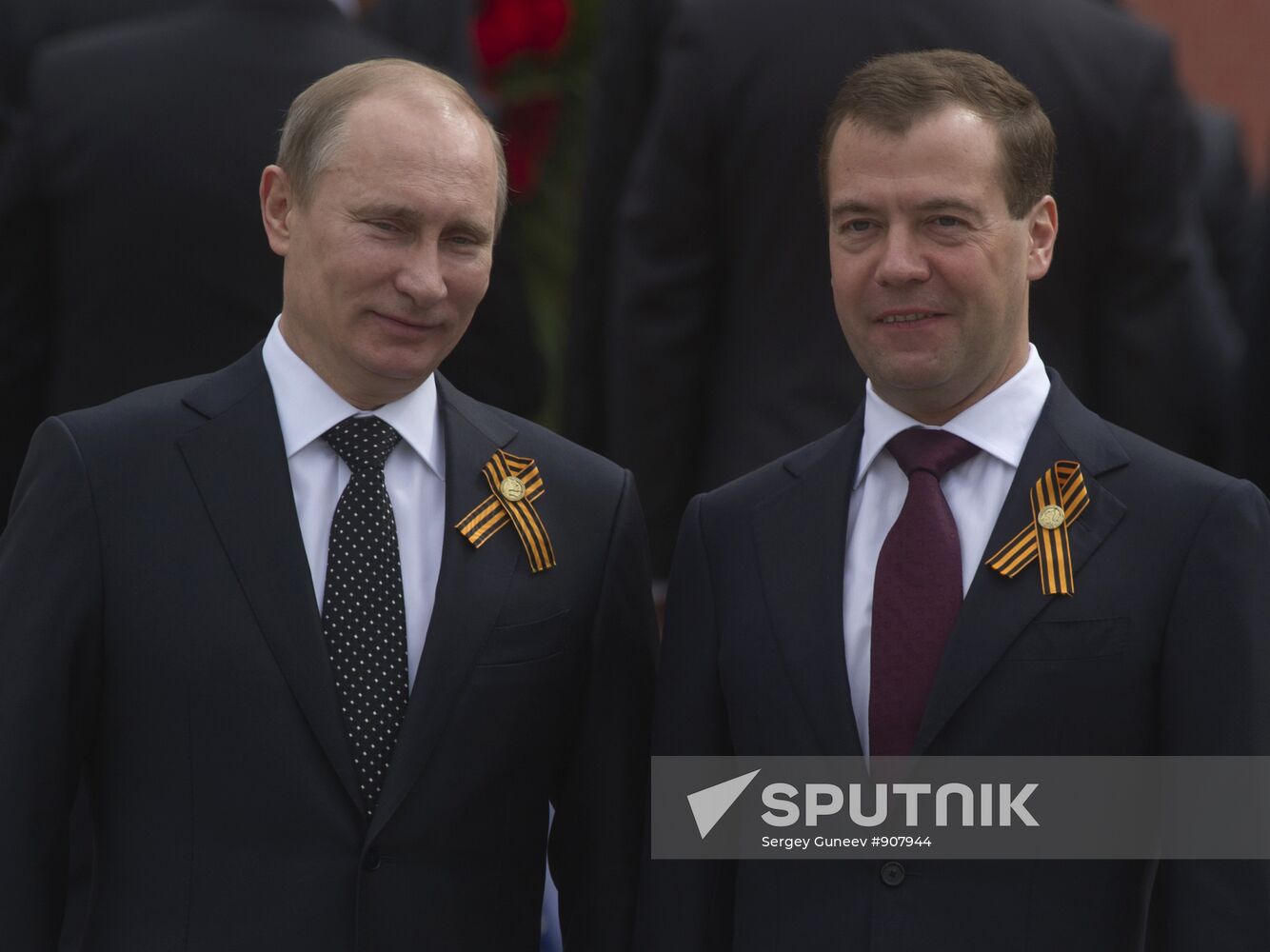Dmitry Medvedev and Vladimir Putin attend memorial ceremony