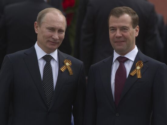 Dmitry Medvedev and Vladimir Putin attend memorial ceremony