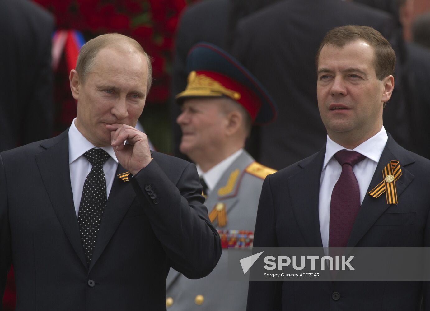 Dmitry Medvedev and Vladimir Putin attend memorial ceremony