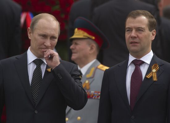 Dmitry Medvedev and Vladimir Putin attend memorial ceremony
