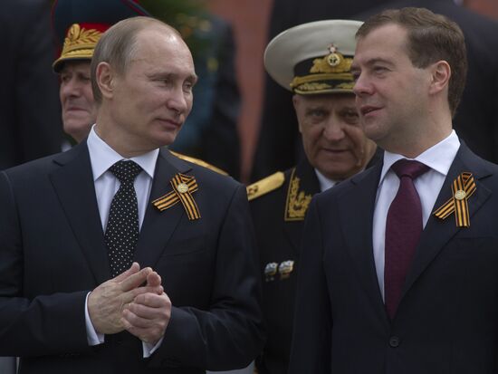 Dmitry Medvedev and Vladimir Putin attend memorial ceremony