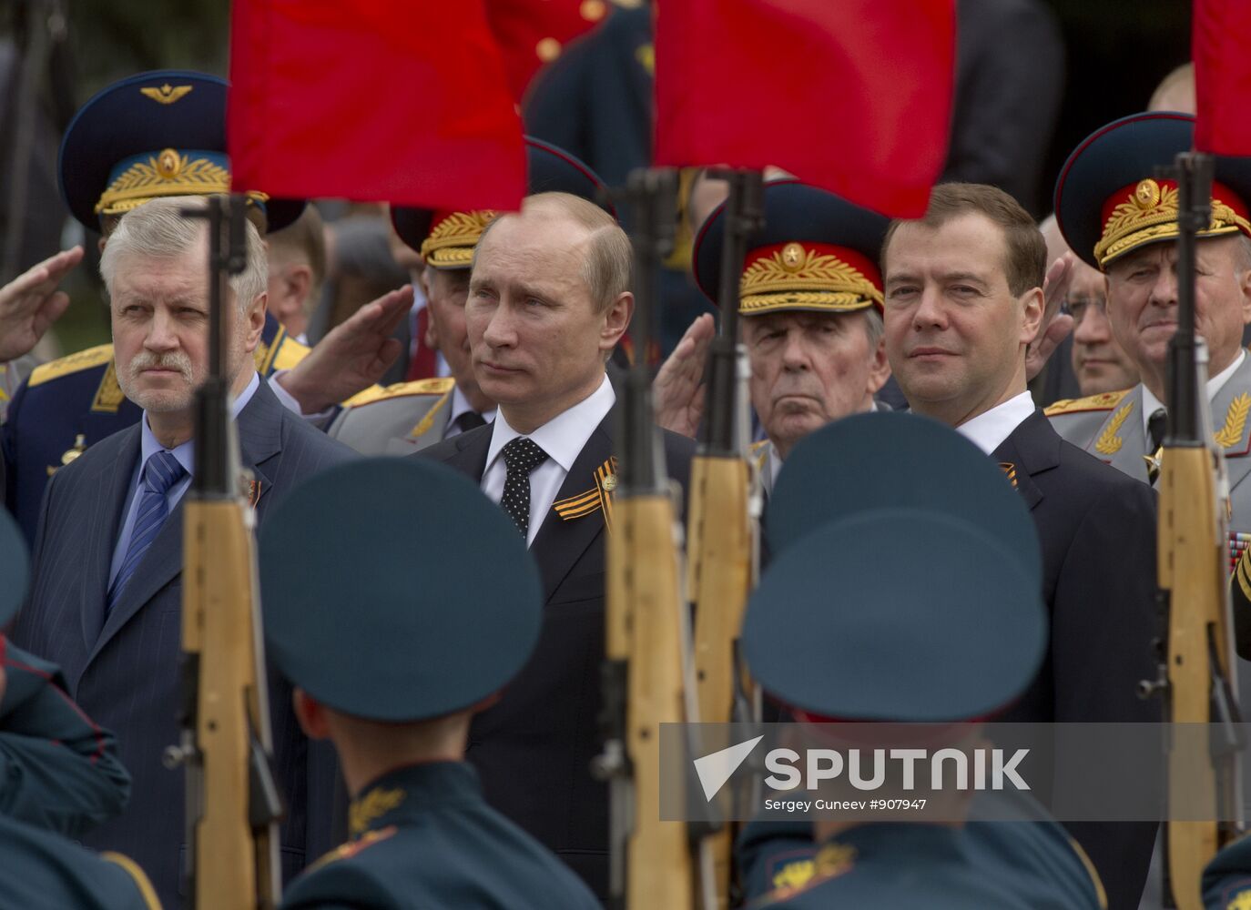 Dmitry Medvedev and Vladimir Putin attend memorial ceremony