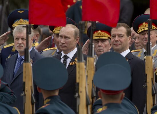Dmitry Medvedev and Vladimir Putin attend memorial ceremony