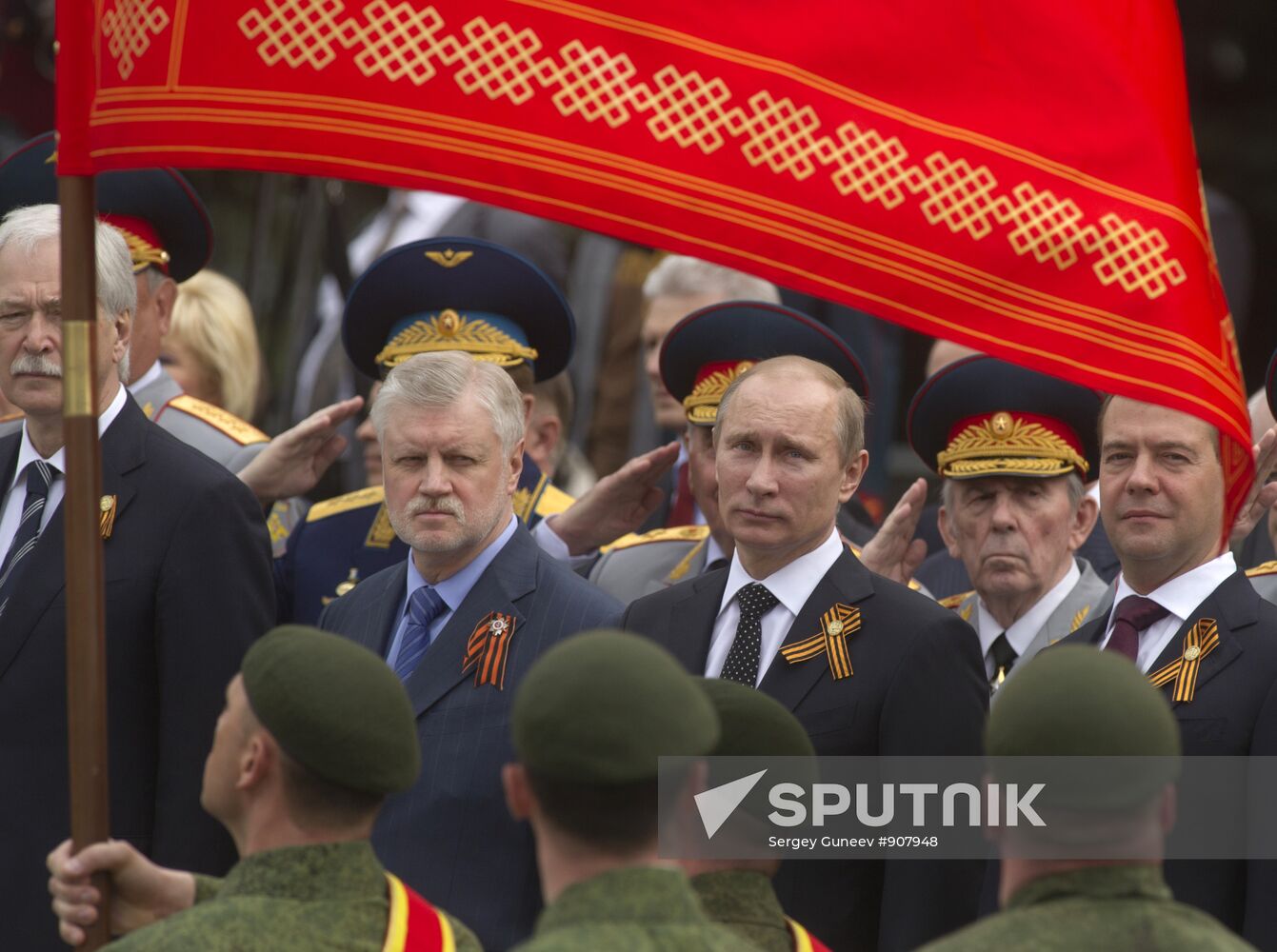 Dmitry Medvedev and Vladimir Putin attend memorial ceremony
