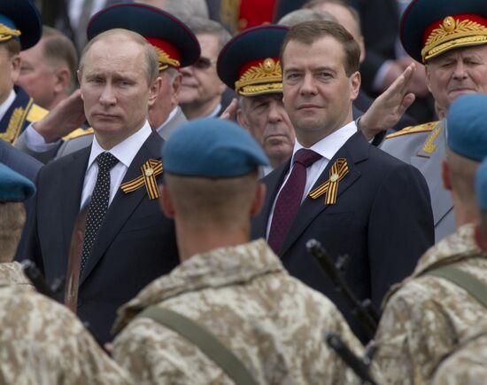 Dmitry Medvedev and Vladimir Putin attend memorial ceremony